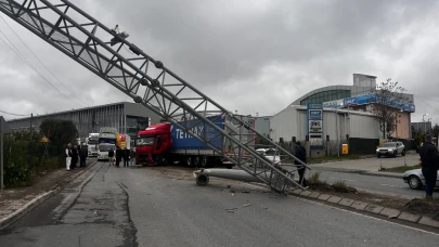 İstanbul'da kontrolden çıkan tır direğine çarptı