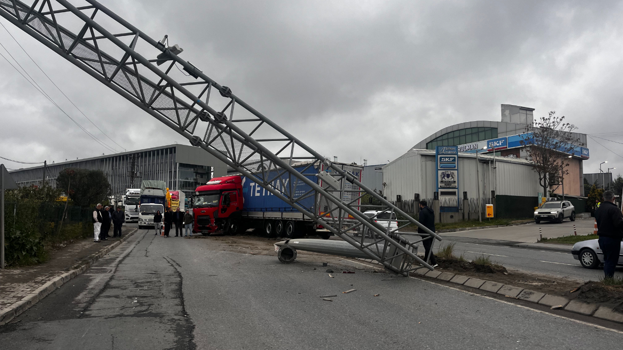 İstanbul'da kontrolden çıkan tır direğine çarptı