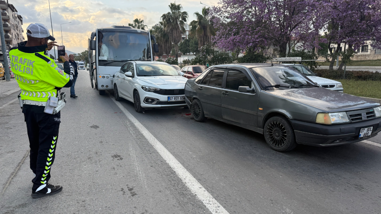Antalya’da zincirleme kaza! 3 yaralı