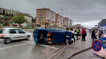 Çorum’da levhaya çarpan otomobil yan yattı! 1 yaralı