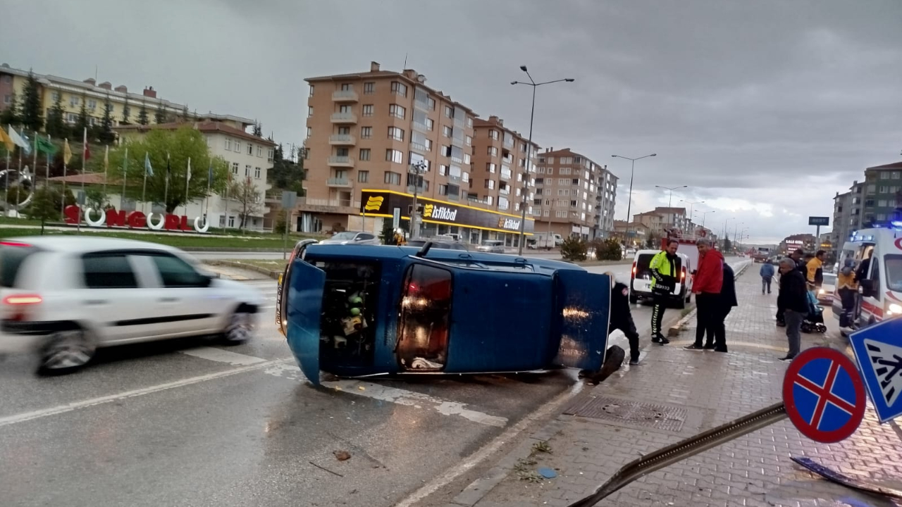 Çorum’da levhaya çarpan otomobil yan yattı! 1 yaralı