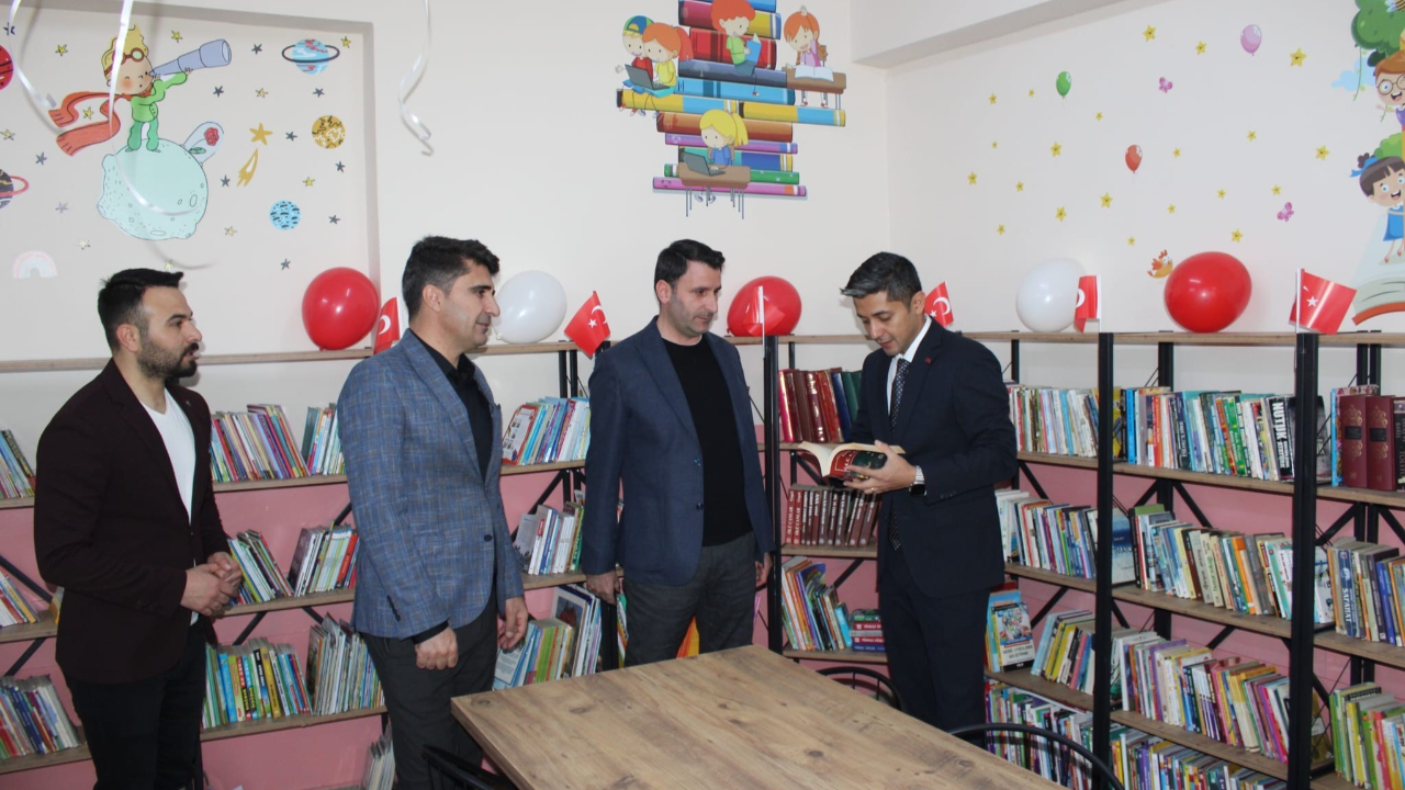 Köy okuluna kütüphane açıldı, öğrenciler kitaplarla buluştu