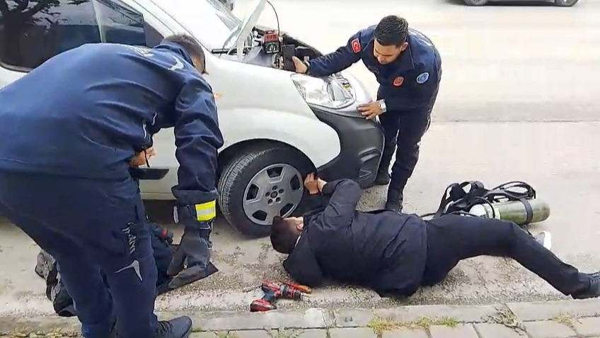 Bursa'da itfaiye ekiplerinden kedi kurtarma operasyonu