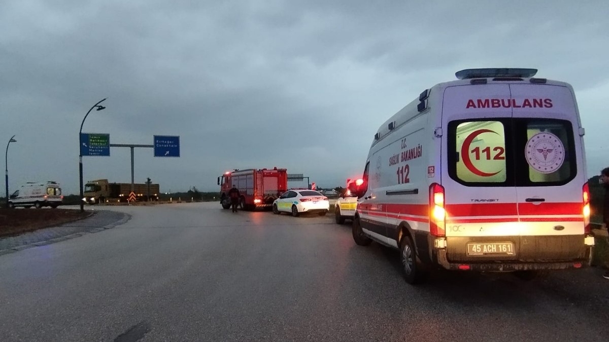 Manisa'da yolcu otobüsü şarampole yuvarlandı! 10 yaralı