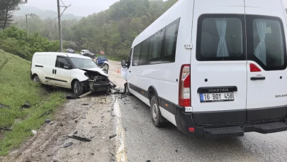 Bursa'da işçi servisi ile hafif ticari araç çarpıştı! 13 yaralı