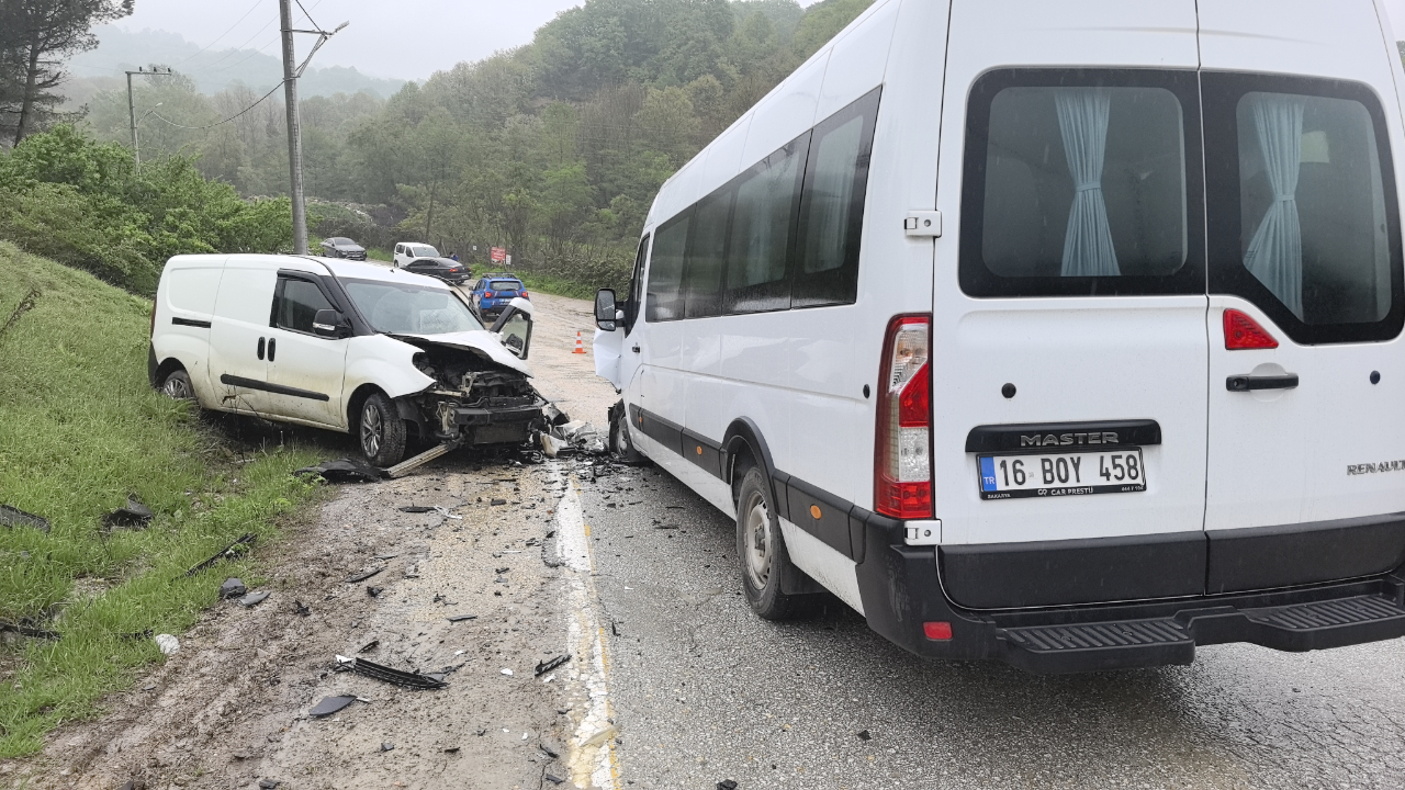 Bursa'da işçi servisi ile hafif ticari araç çarpıştı! 13 yaralı
