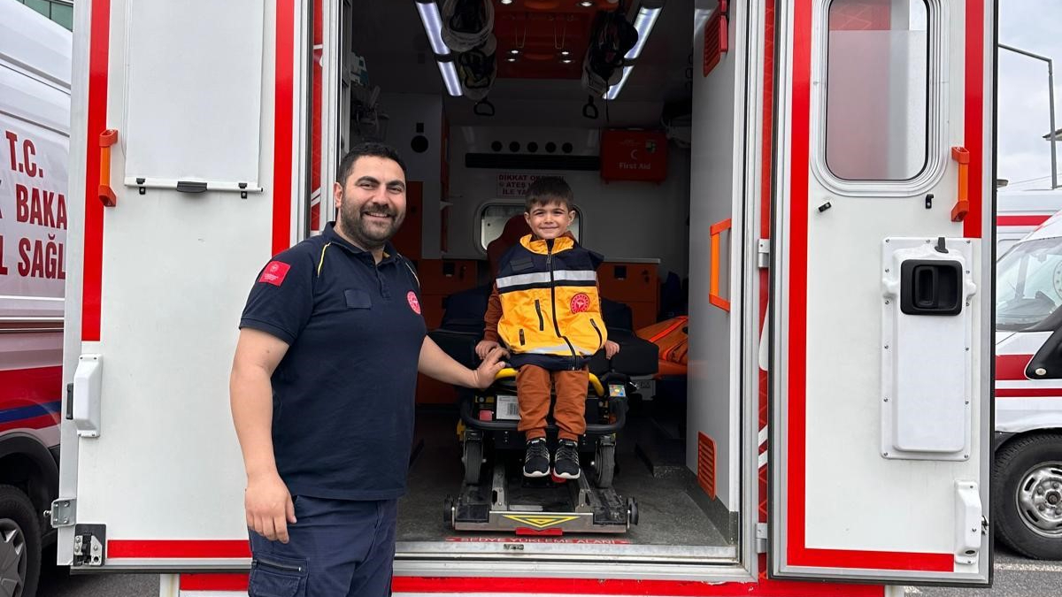 Minikler, ambulanslar ve tıbbi cihazları keşfetti