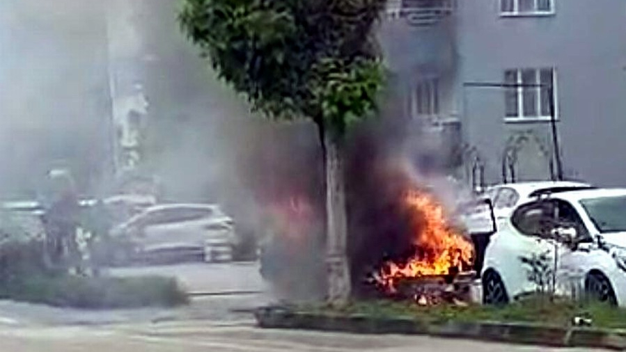Bursa’da seyir halindeki otomobil cayır cayır yandı