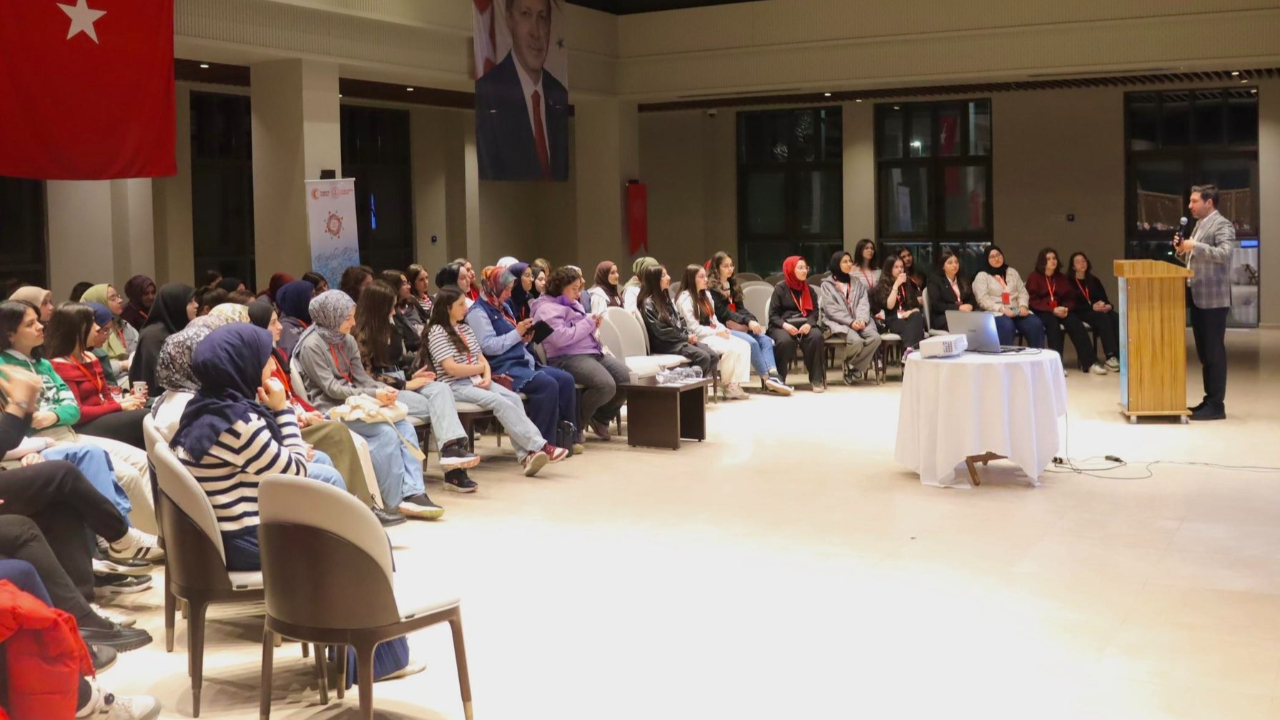 Bursalı gençler Cumhurbaşkanlığı Ahlat Külliyesi'ndeki kamp programına katıldı