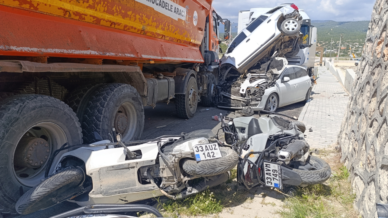Mersin'de kamyon yoldan çıktı! 13 motosiklet 3 araç zarar gördü