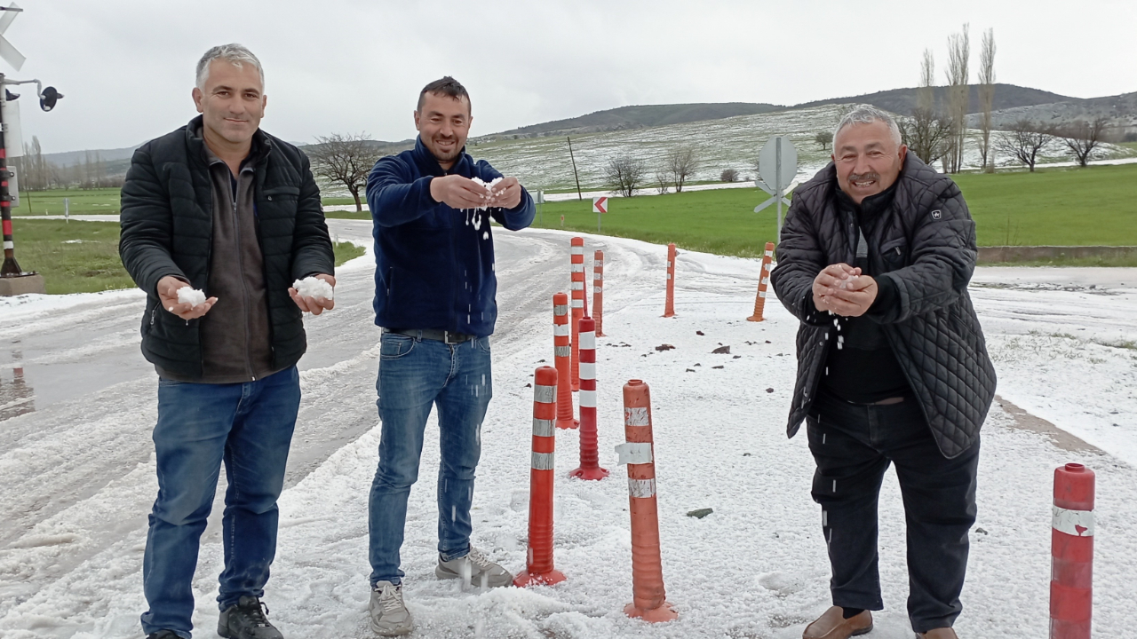 Tokat’ta etkili olan dolu yağışı araziyi beyaza bürüdü
