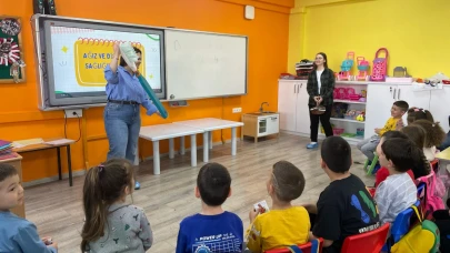Burhaniye’de dev diş fırçası miniklerle buluştu