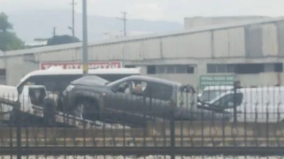 Bursa'da kontrolden çıkan araç durağa daldı