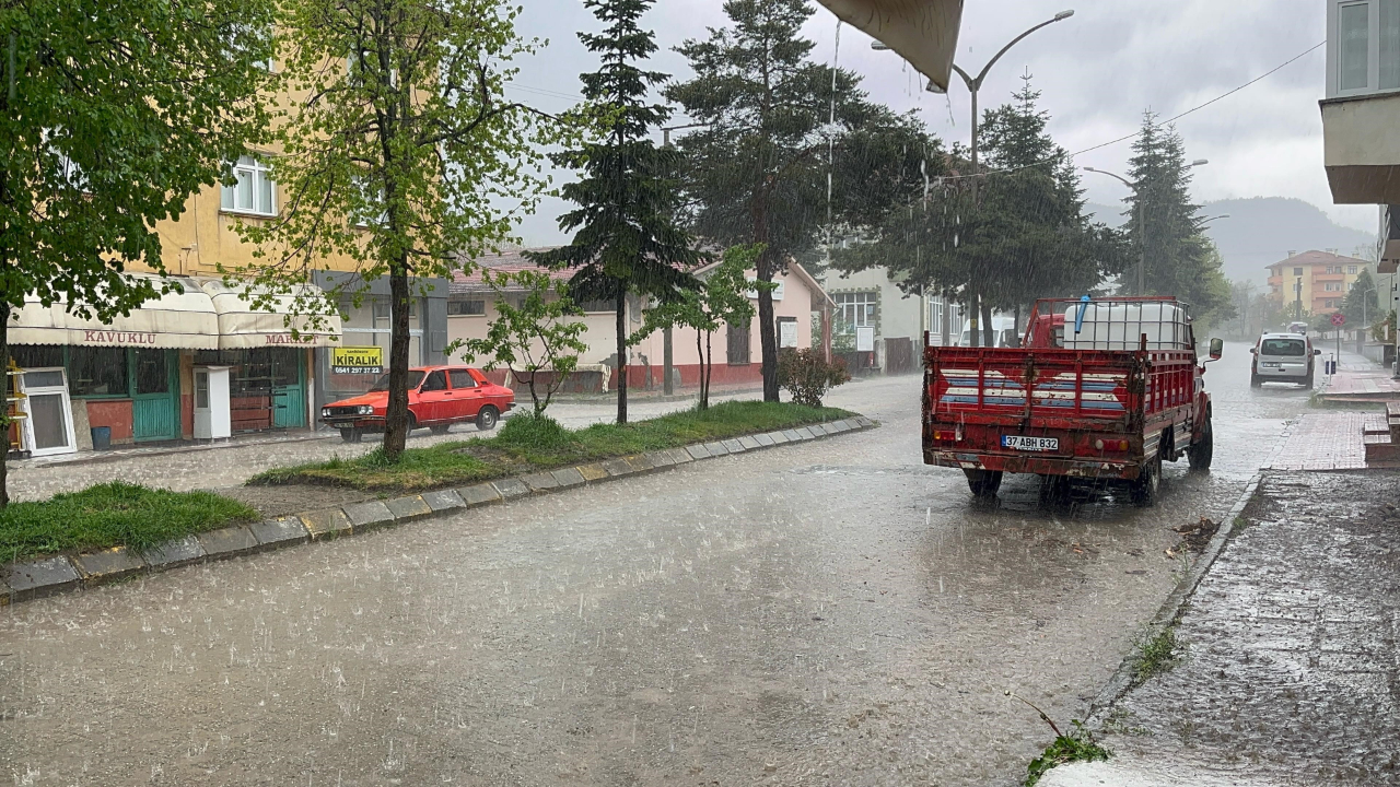 Kastamonu'da dolu ve sağanak yağış etkili oldu