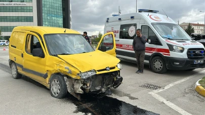 Karaman'da iki hafif ticari araç çarpıştı: 2 yaralı