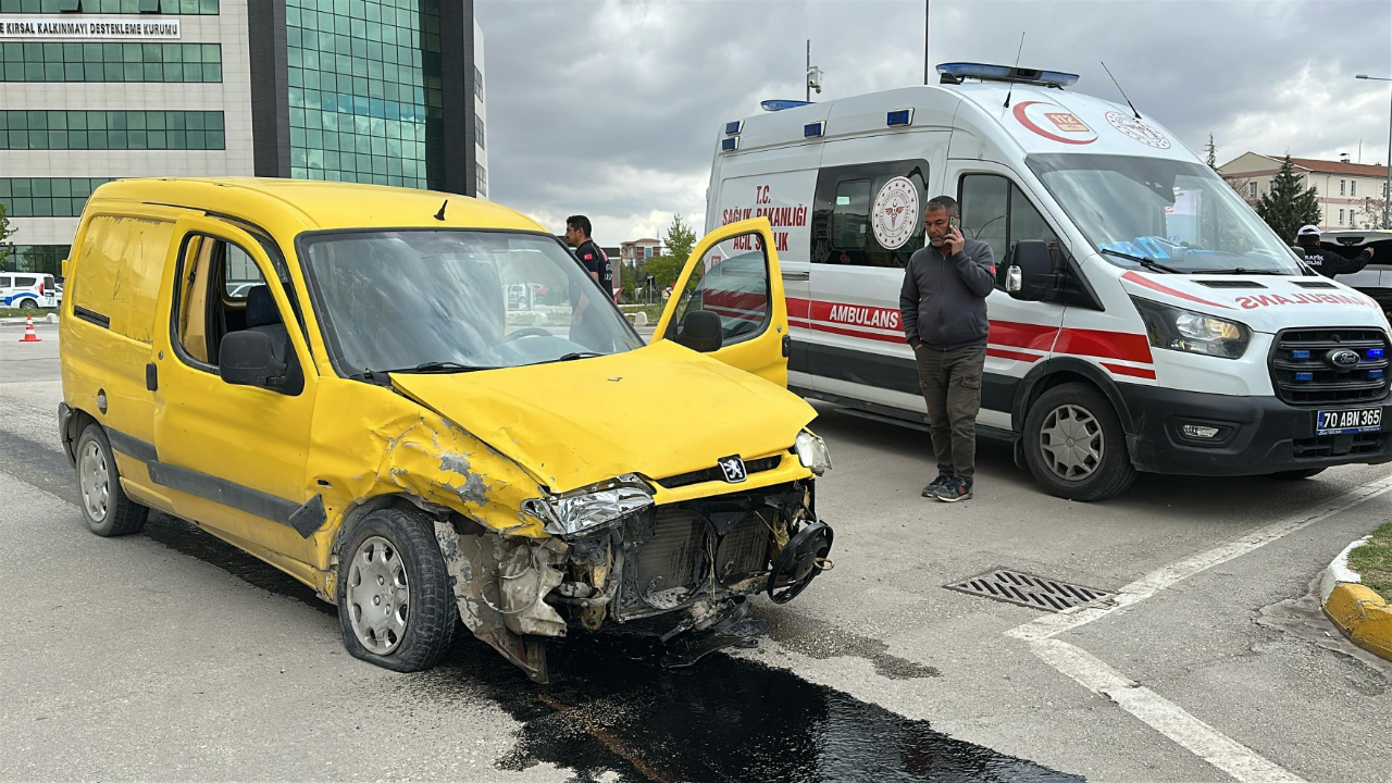 Karaman'da iki hafif ticari araç çarpıştı: 2 yaralı