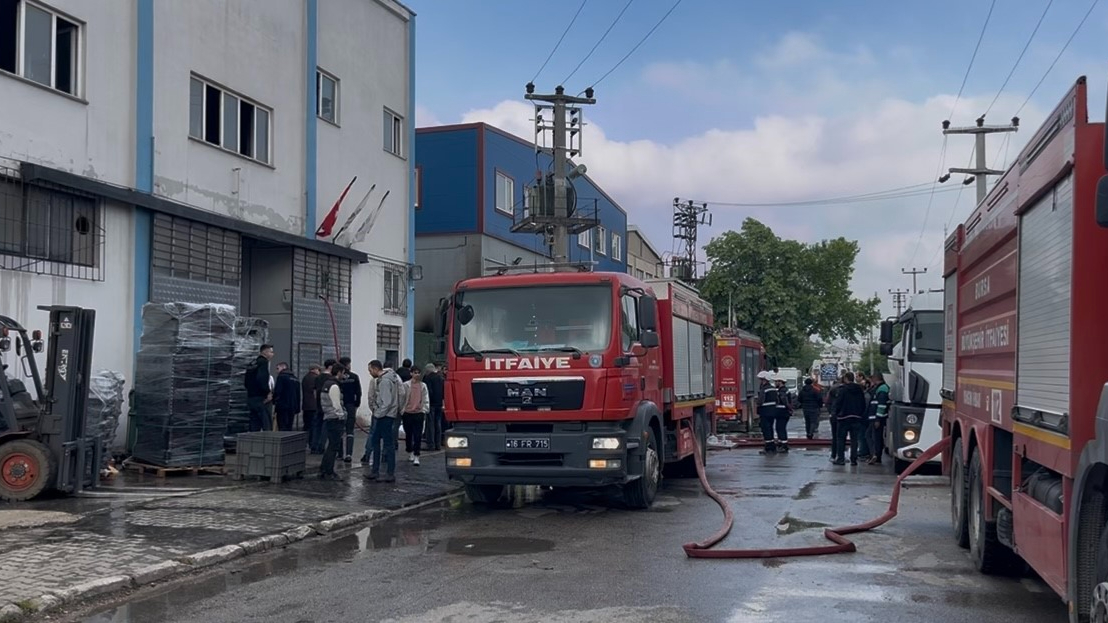 Bursa’da iki fabrikayı etkileyen yangın tamamen söndürüldü
