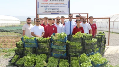 Lise öğrencileri topladıkları ilk hasadı öğrenci yurduna bağışladı