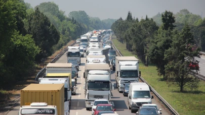 Otoyolda lastiği patlayan tır bariyerlere çarptı!