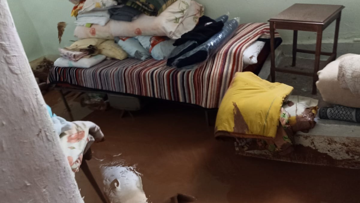Darende'de sağanak ve dolu su baskınlarına neden oldu