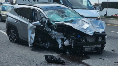 Ankara'da otomobil üst geçit ayağına çarptı! 2 yaralı