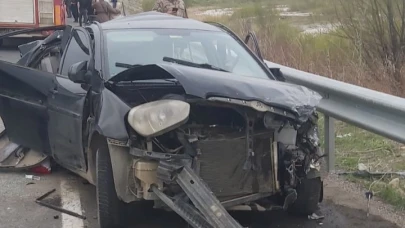 Ağrı'da otomobil minibüse çarptı! 2 ölü, 8 yaralı