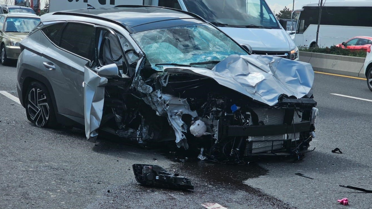 Ankara'da otomobil otobüs durağına daldı! 2 ağır yaralı