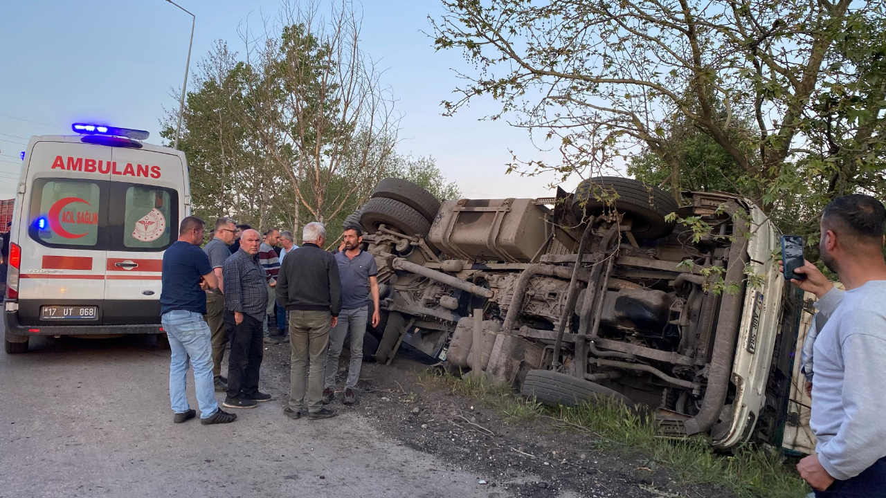Çanakkale'de kömür yüklü kamyon devrildi! 1 yaralı
