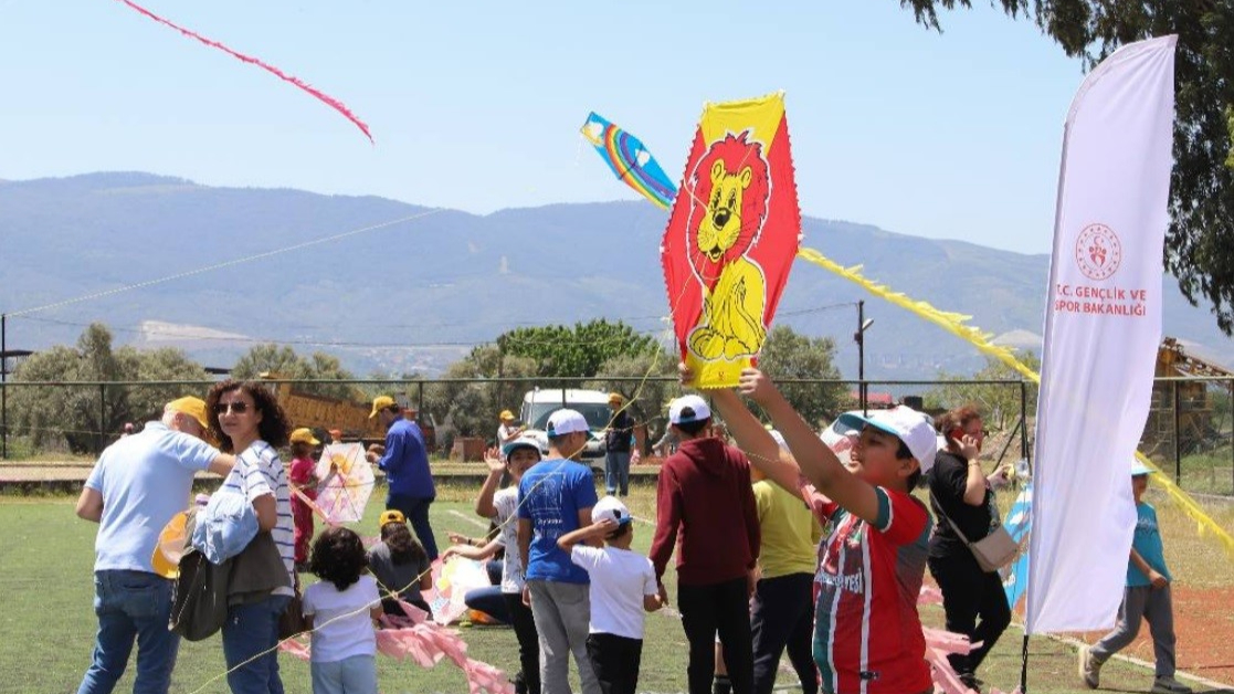 Aydın'daki uçurtma şenliğinde çocuklar doyasıya eğlendi