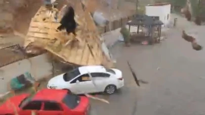 Elazığ’da fırtınadan uçan çatı araçların üzerine düştü