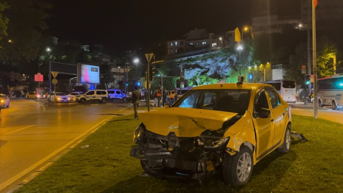 Bursa'da kırmızı ışıkta geçen otomobil taksiye çarptı! 7 yaralı