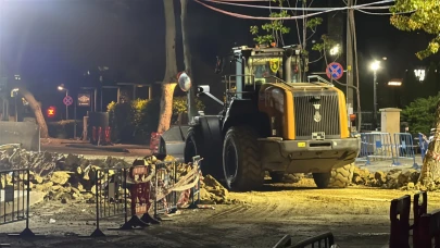 Sarıyer'de çöken yolda yapılan çalışmalar gece boyu devam etti