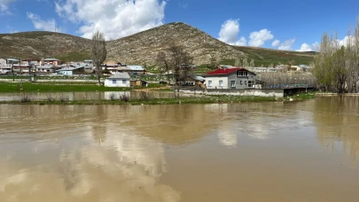 Bayburt'ta kuvvetli yağış sonrası dere taştı: Köy su altında kaldı
