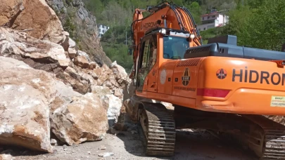 Giresun'da heyelan yolu kapattı