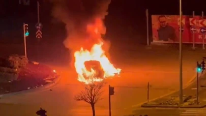 Ankara'da otomobil alev alev yandı