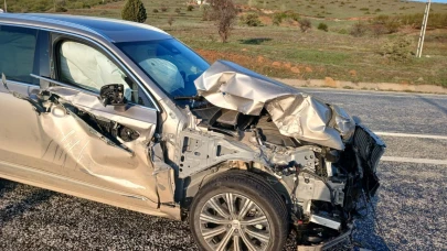 Traktöre arkadan çarpan otomobilde sürücü yaralandı