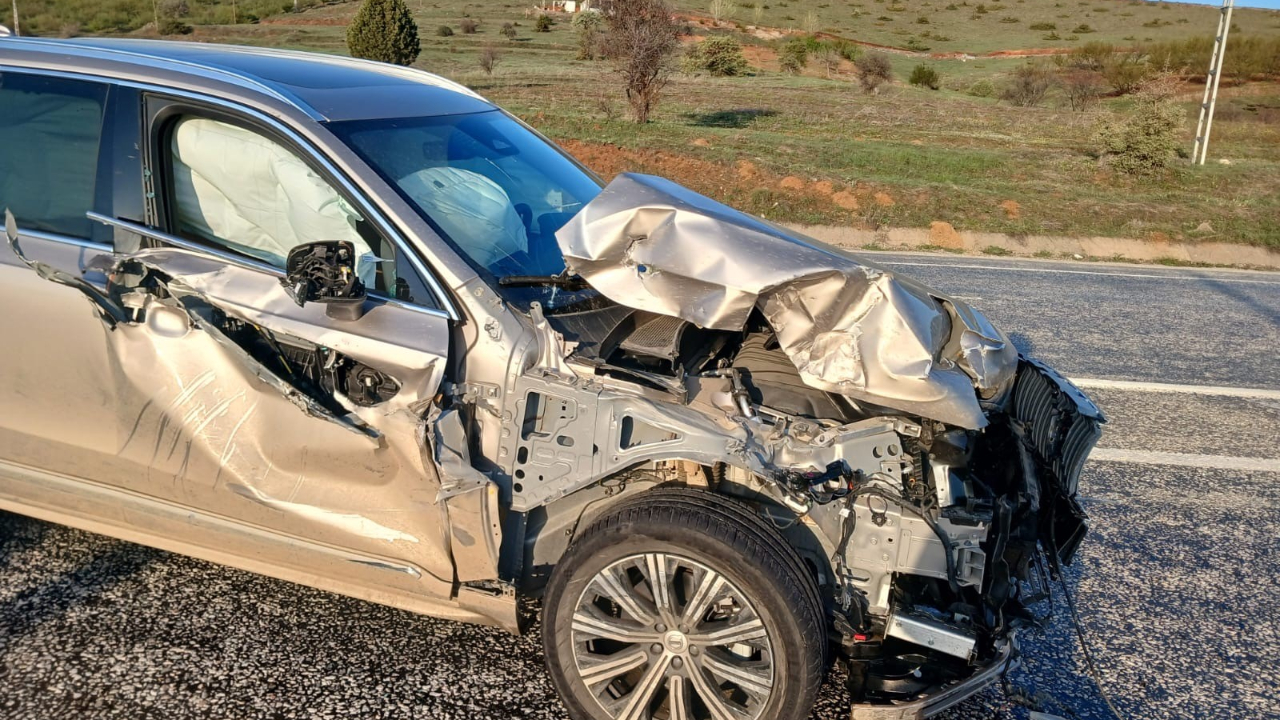 Traktöre arkadan çarpan otomobilde sürücü yaralandı