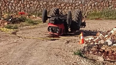 Devrilen traktörün altında kalan 2 çocuk annesi öldü
