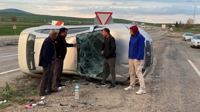 Takla atan otomobilden burnu bile kanamadan kurtuldu