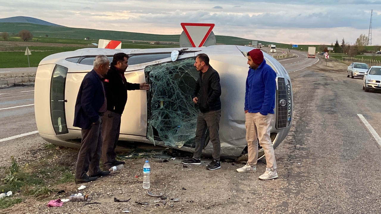 Takla atan otomobilden burnu bile kanamadan kurtuldu