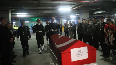 Şehidin küçük kızından babasına oyuncak ayıcıkla duygusal veda