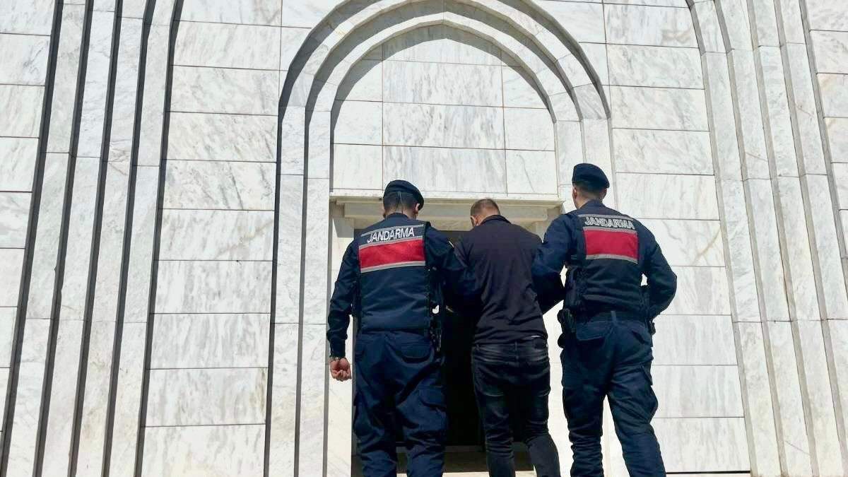 Aranan şahıs jandarmadan kaçamadı