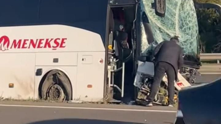 Ankara’da öğrencileri taşıyan otobüs bariyerlere çarptı: 4 yaralı