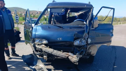 Kütahya’da karavan ile minibüs çarpıştı: 1 yaralı