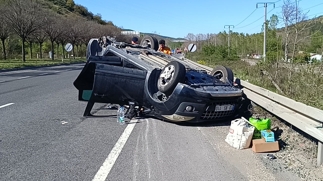 Bilecik'te çarpışan otomobillerden biri takla attı! 1 yaralı