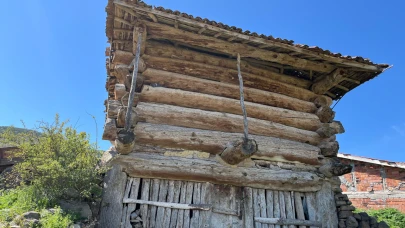 Çorum'da çivisiz ahşap ambarlar zamana direniyor