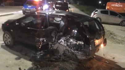 Antalya’da iki otomobil çarpıştı! 2 yaralı