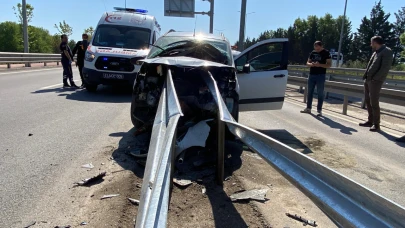 Kocaeli'de hafif ticari araç bariyere saplandı