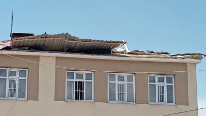 Van'da fırtına okulun çatısını uçurdu