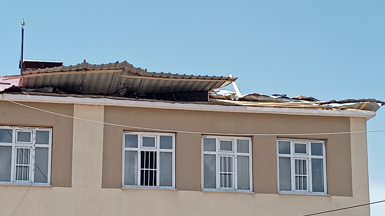 Van'da fırtına okulun çatısını uçurdu